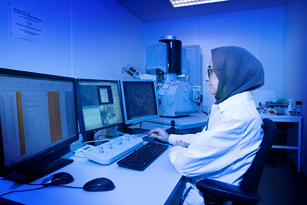 Kvinnlig forskare using WISE ACT LUMIA.