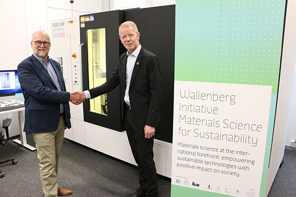 Bo Liedberg, WISE, and Glenn Bark, director of LUMIA, at the inauguration of the new laboratory at Luleå University of Technology.